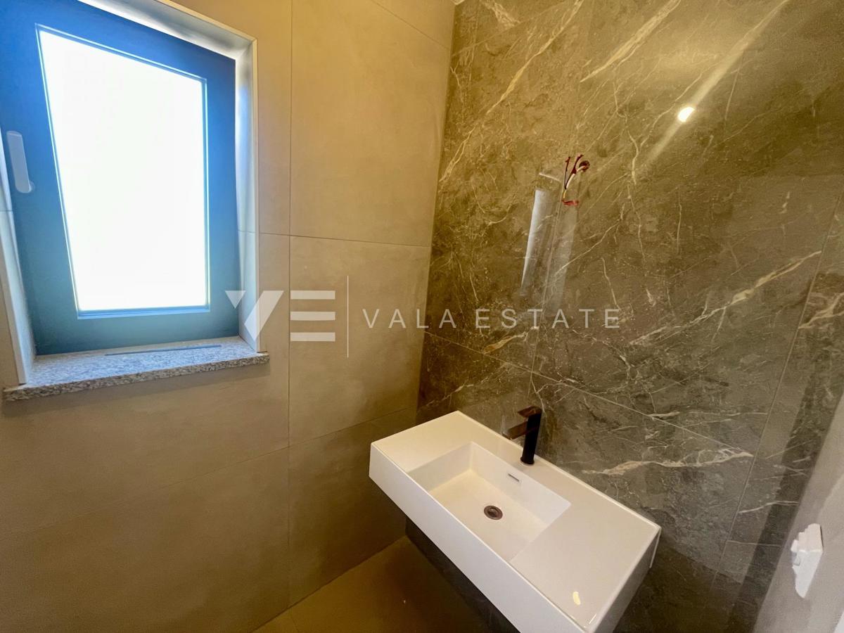 DVOETAŽNI APARTMA V NOVOGRADNJI S POGLEDOM NA MORJE