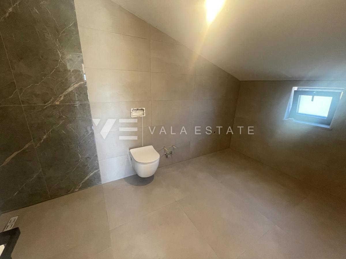 DVOETAŽNI APARTMA V NOVOGRADNJI S POGLEDOM NA MORJE
