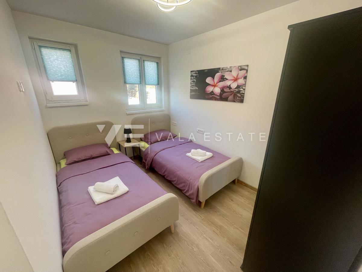 NOVA MODERNA DVOJNA HIŠA Z BAZENOM IN POGLEDOM NA MORJE