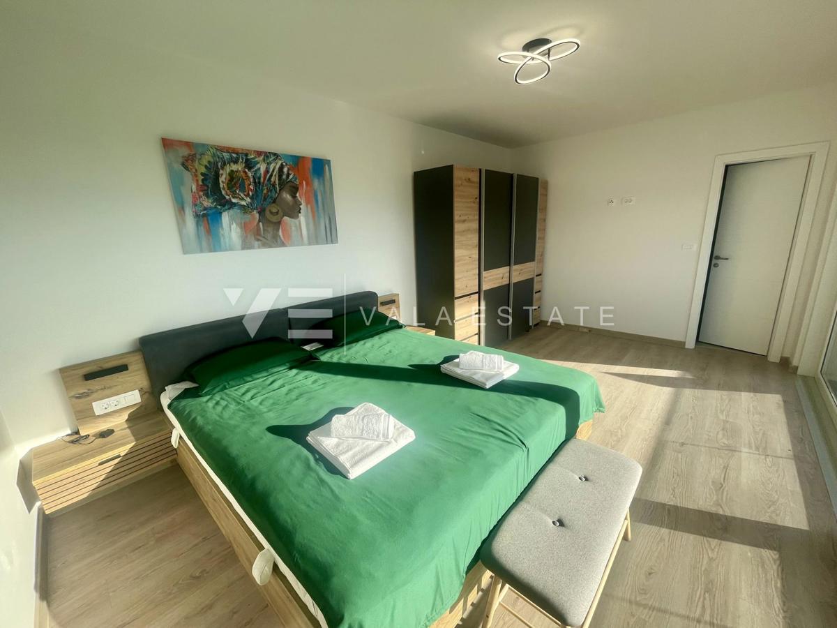 NOVA MODERNA DVOJNA HIŠA Z BAZENOM IN POGLEDOM NA MORJE