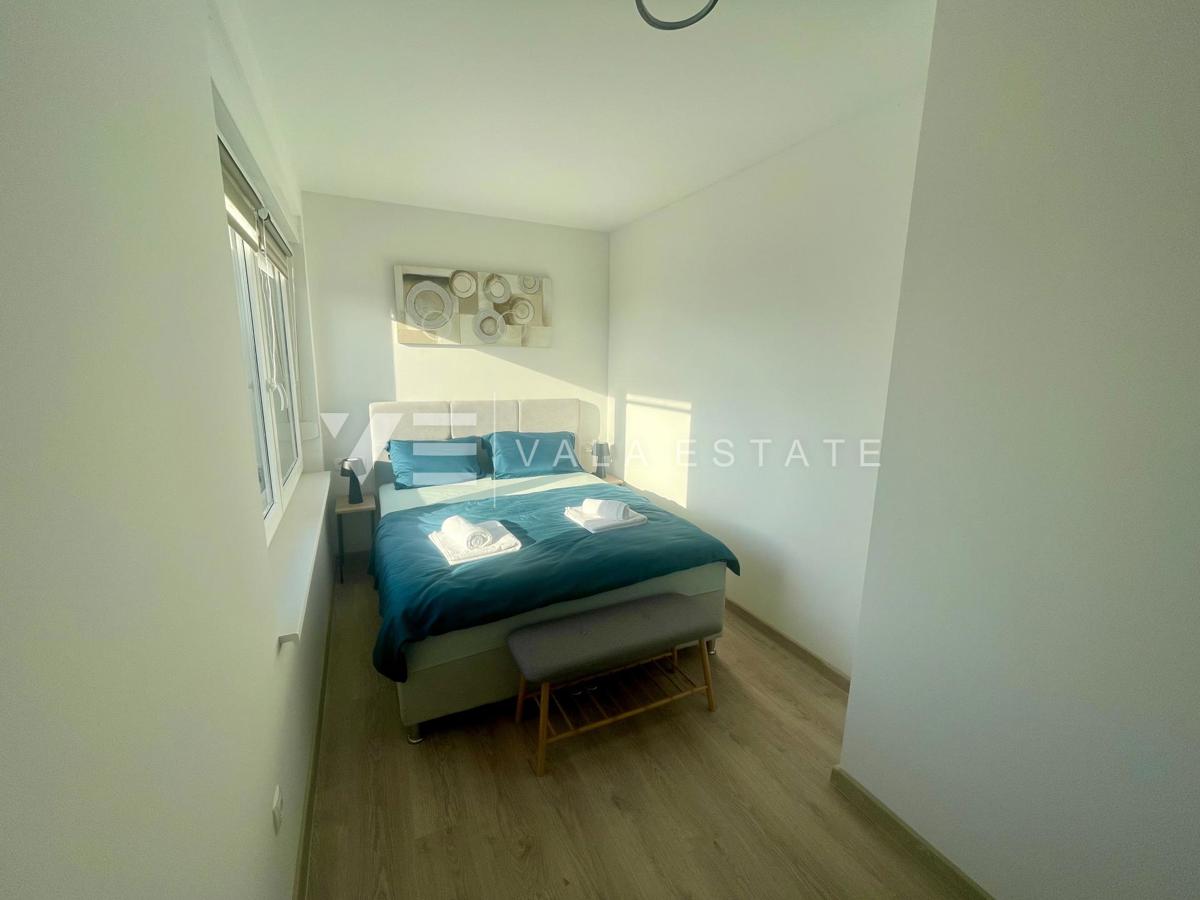 NOVA MODERNA DVOJNA HIŠA Z BAZENOM IN POGLEDOM NA MORJE