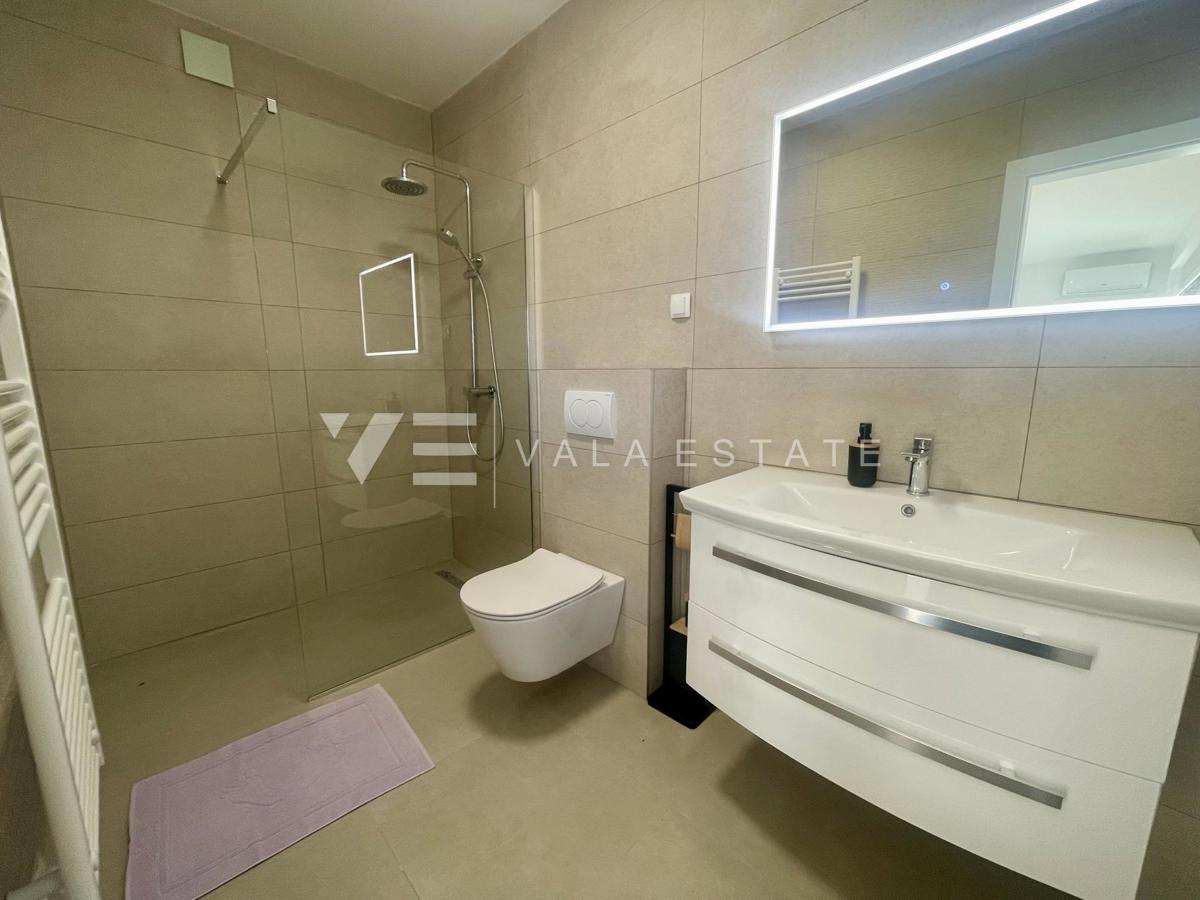 NOVA MODERNA DVOJNA HIŠA Z BAZENOM IN POGLEDOM NA MORJE