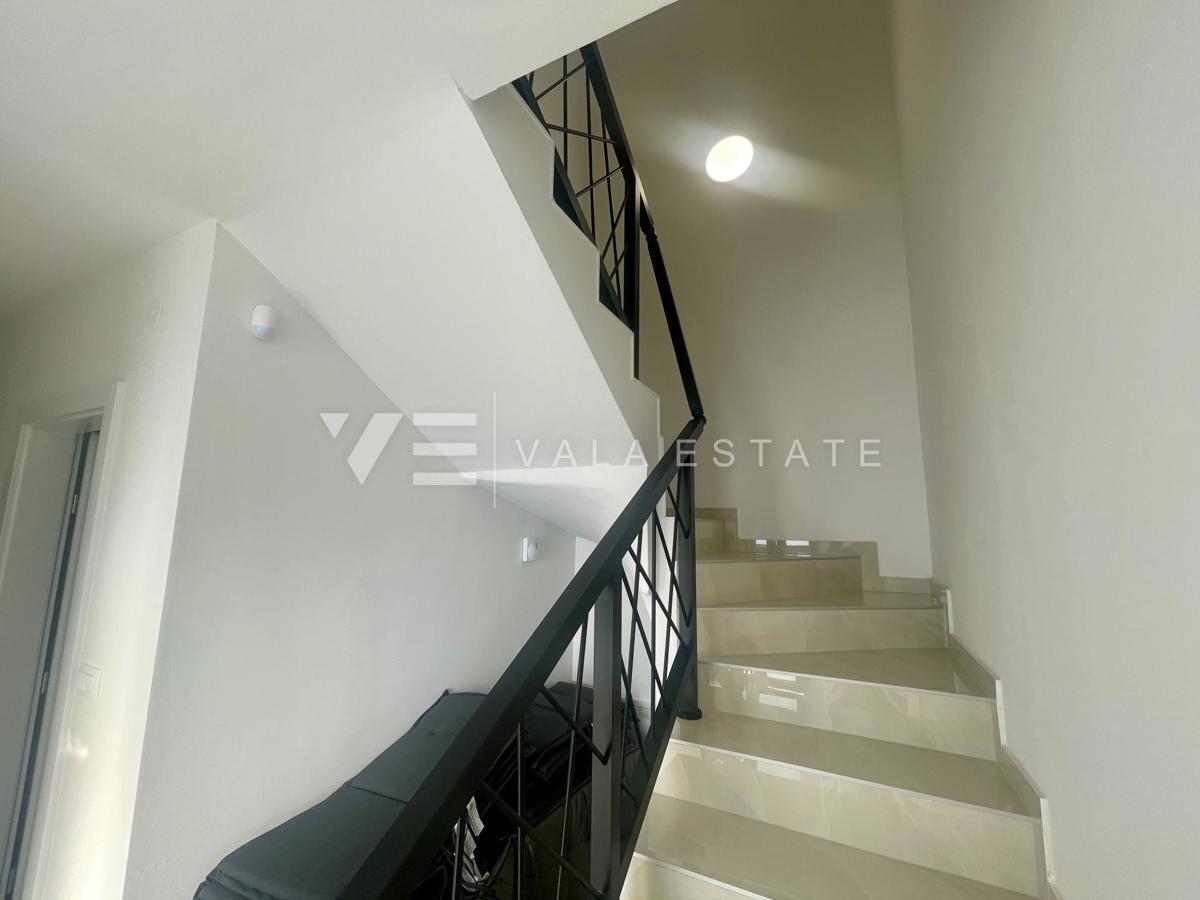 NOVA MODERNA DVOJNA HIŠA Z BAZENOM IN POGLEDOM NA MORJE