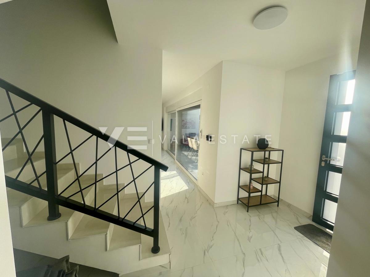 NOVA MODERNA DVOJNA HIŠA Z BAZENOM IN POGLEDOM NA MORJE