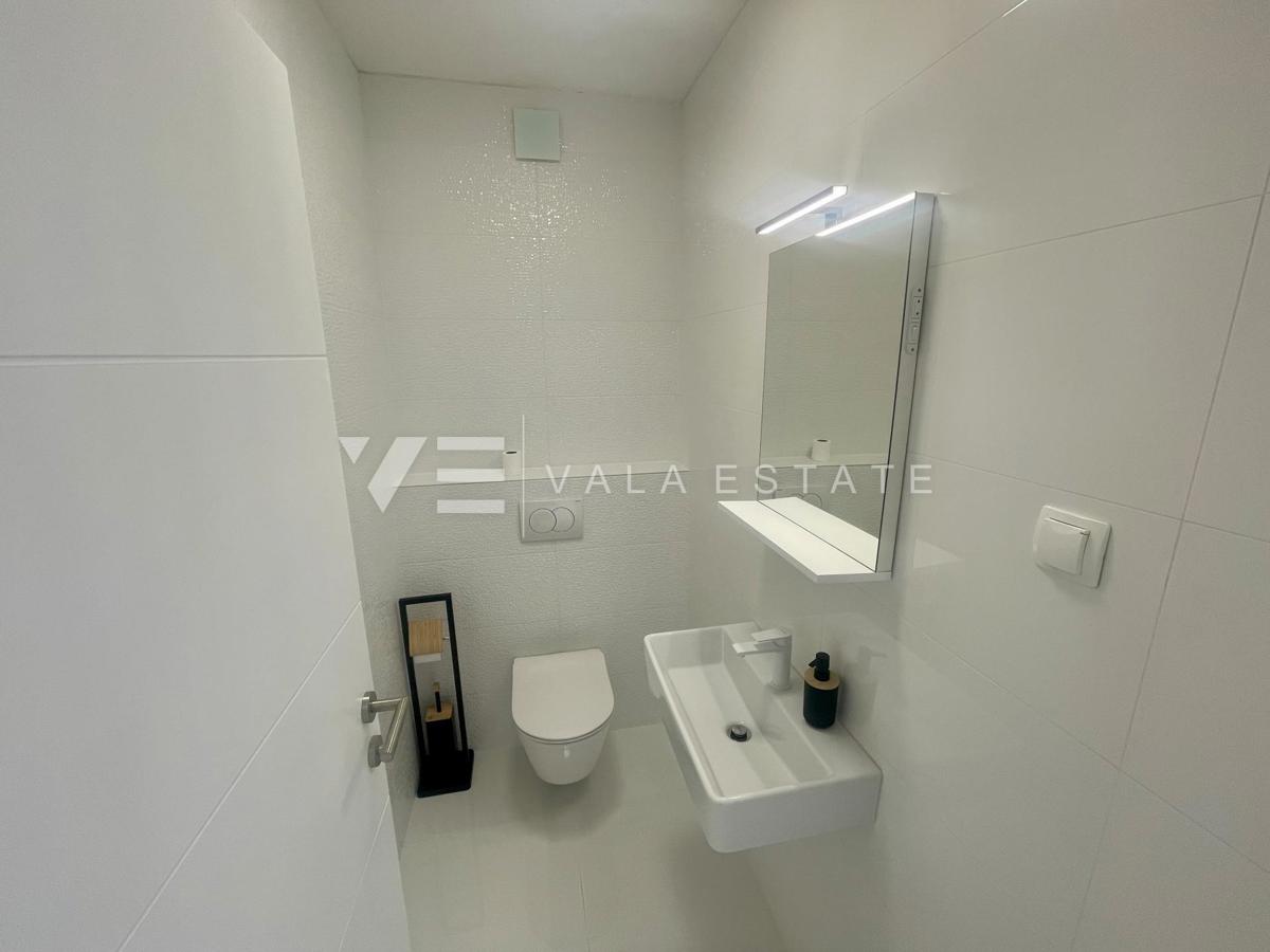 NOVA MODERNA DVOJNA HIŠA Z BAZENOM IN POGLEDOM NA MORJE