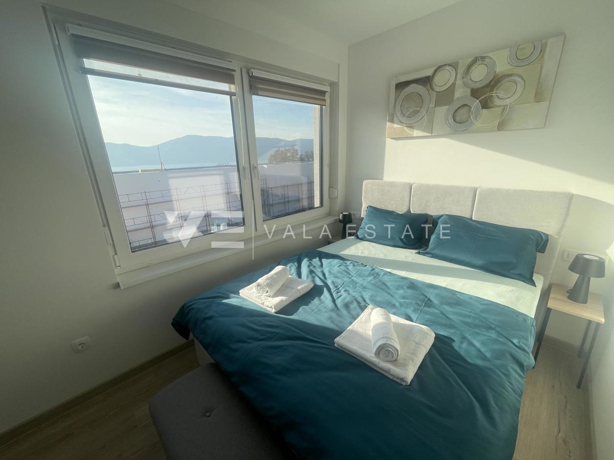 NOVA MODERNA DVOJNA HIŠA Z BAZENOM IN POGLEDOM NA MORJE