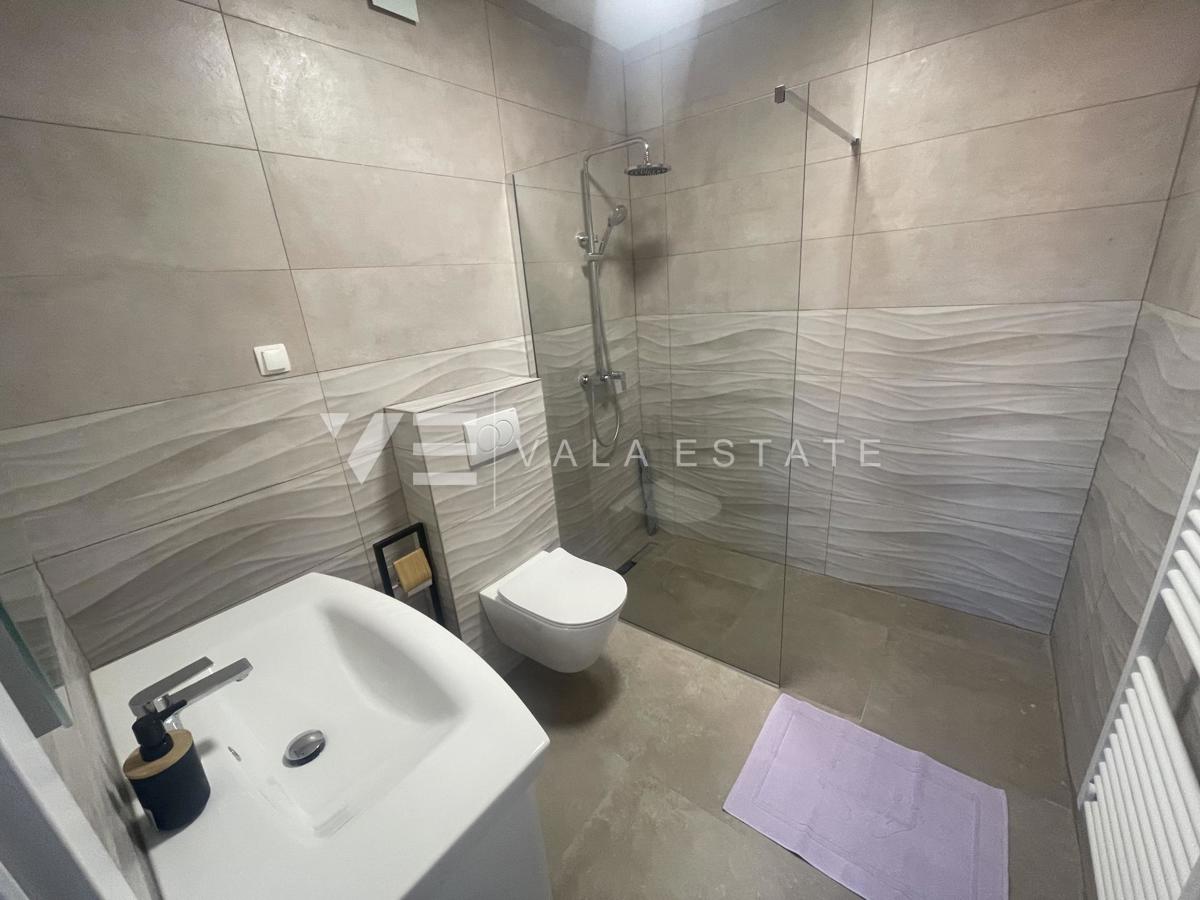 NOVA MODERNA DVOJNA HIŠA Z BAZENOM IN POGLEDOM NA MORJE