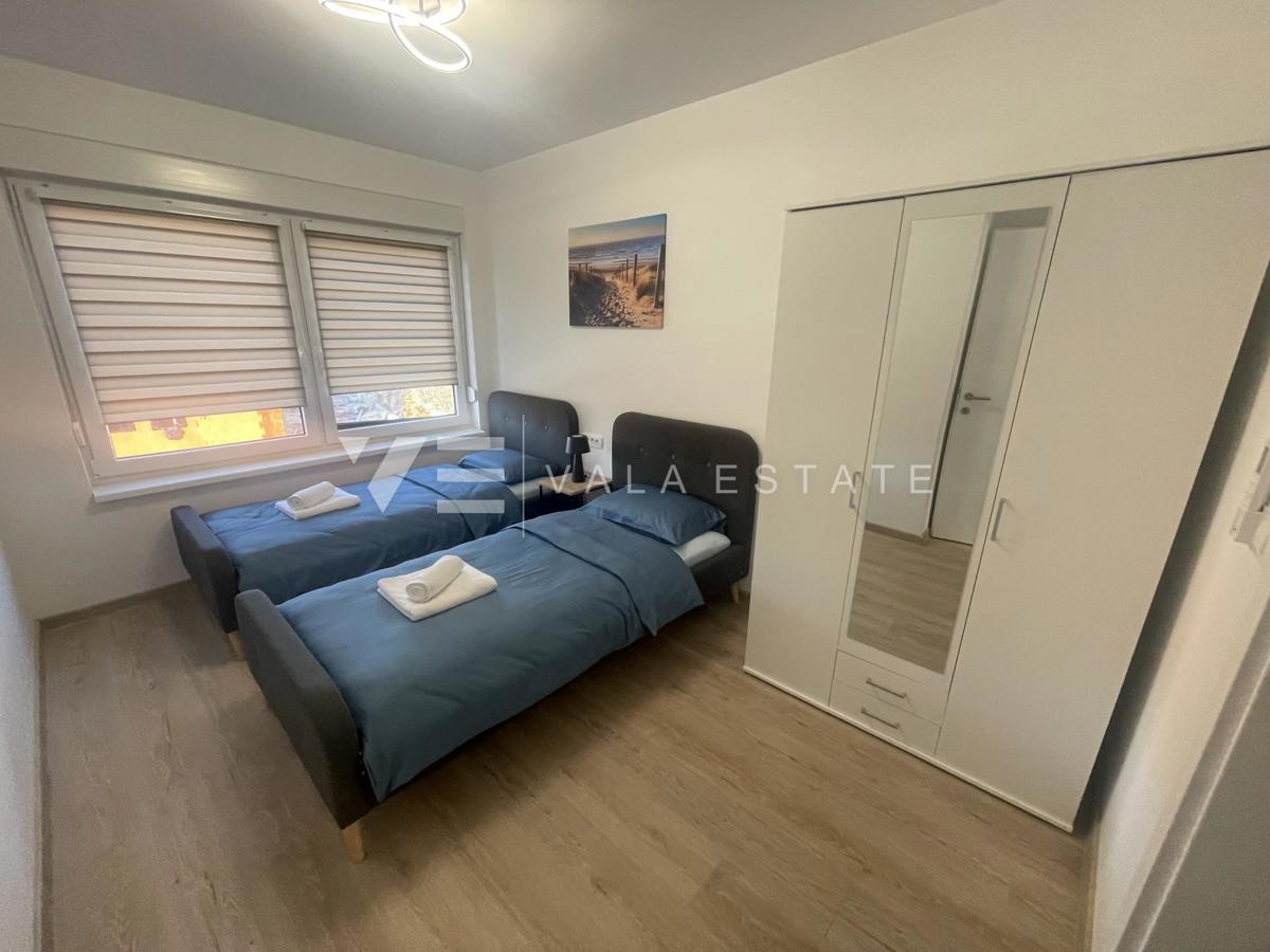 NOVA MODERNA DVOJNA HIŠA Z BAZENOM IN POGLEDOM NA MORJE