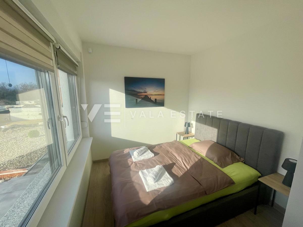 NOVA MODERNA DVOJNA HIŠA Z BAZENOM IN POGLEDOM NA MORJE