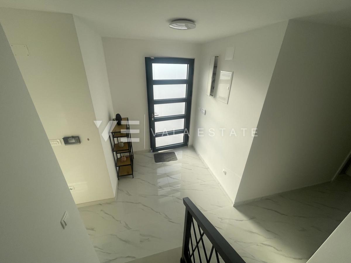 NOVA MODERNA DVOJNA HIŠA Z BAZENOM IN POGLEDOM NA MORJE