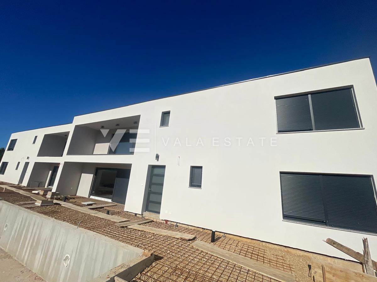 NOVA MODERNA DVOJNA HIŠA Z BAZENOM IN POGLEDOM NA MORJE