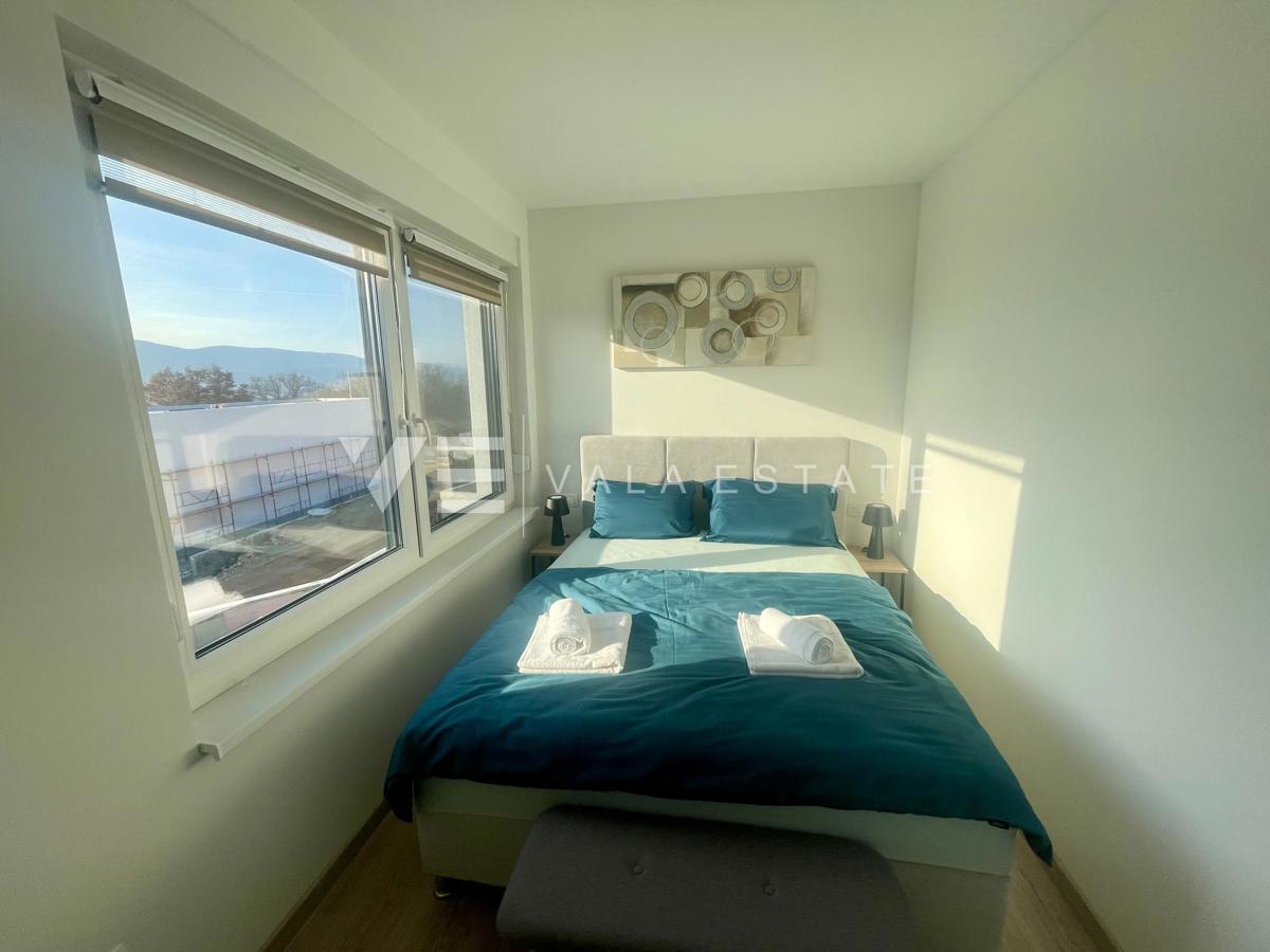 NOVA MODERNA DVOJNA HIŠA Z BAZENOM IN POGLEDOM NA MORJE