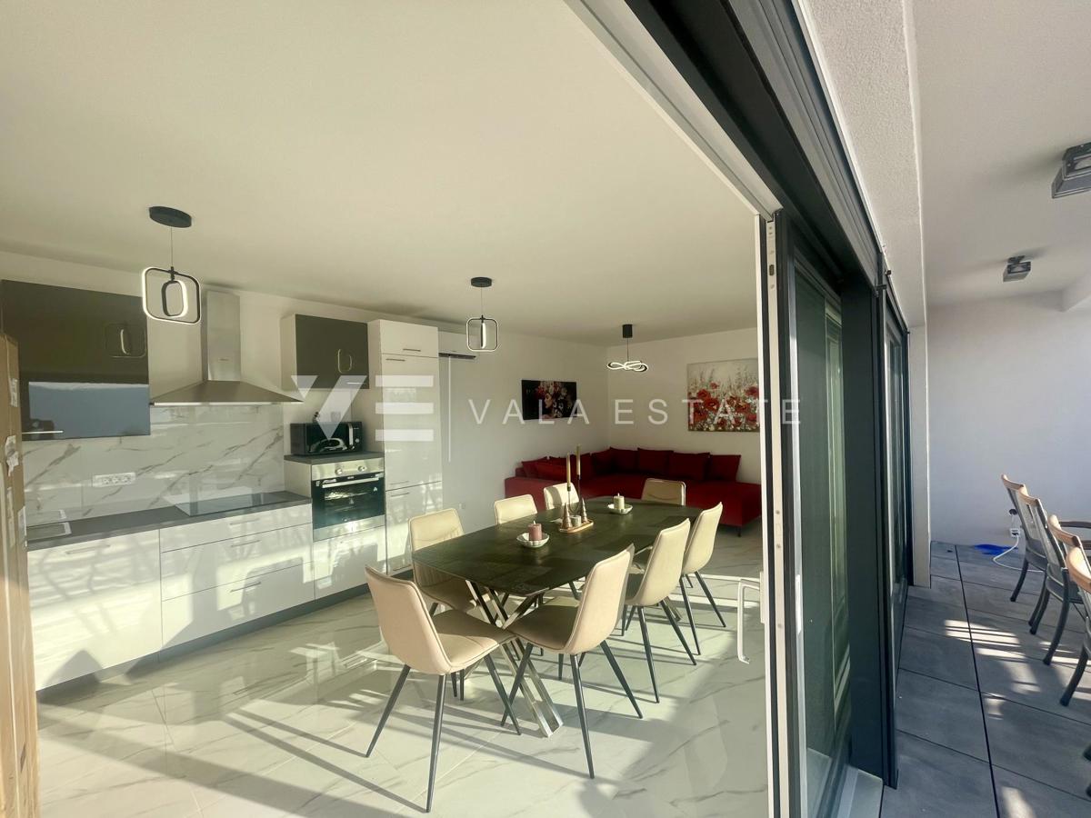 NOVA MODERNA DVOJNA HIŠA Z BAZENOM IN POGLEDOM NA MORJE