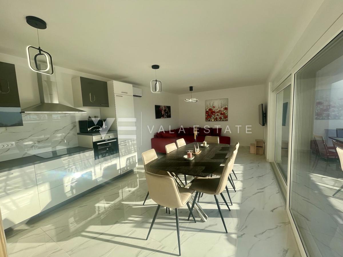 NOVA MODERNA DVOJNA HIŠA Z BAZENOM IN POGLEDOM NA MORJE