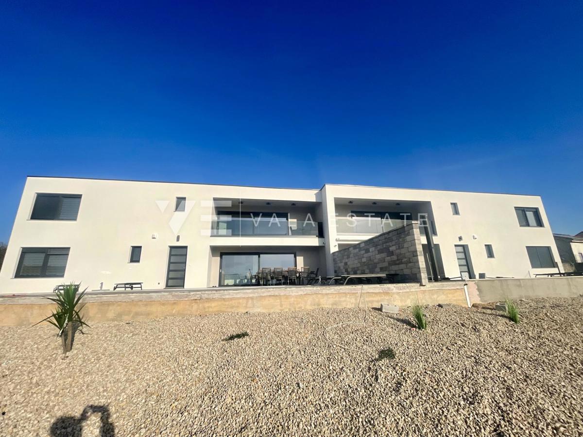 NOVA MODERNA DVOJNA HIŠA Z BAZENOM IN POGLEDOM NA MORJE