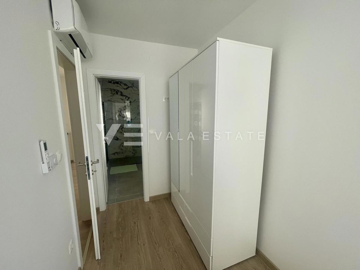 NOVA MODERNA DVOJNA HIŠA Z BAZENOM IN POGLEDOM NA MORJE