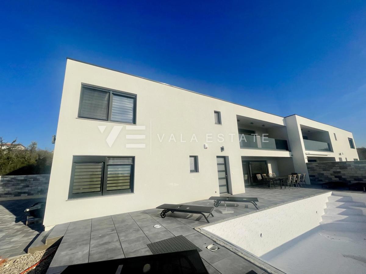 NOVA MODERNA DVOJNA HIŠA Z BAZENOM IN POGLEDOM NA MORJE