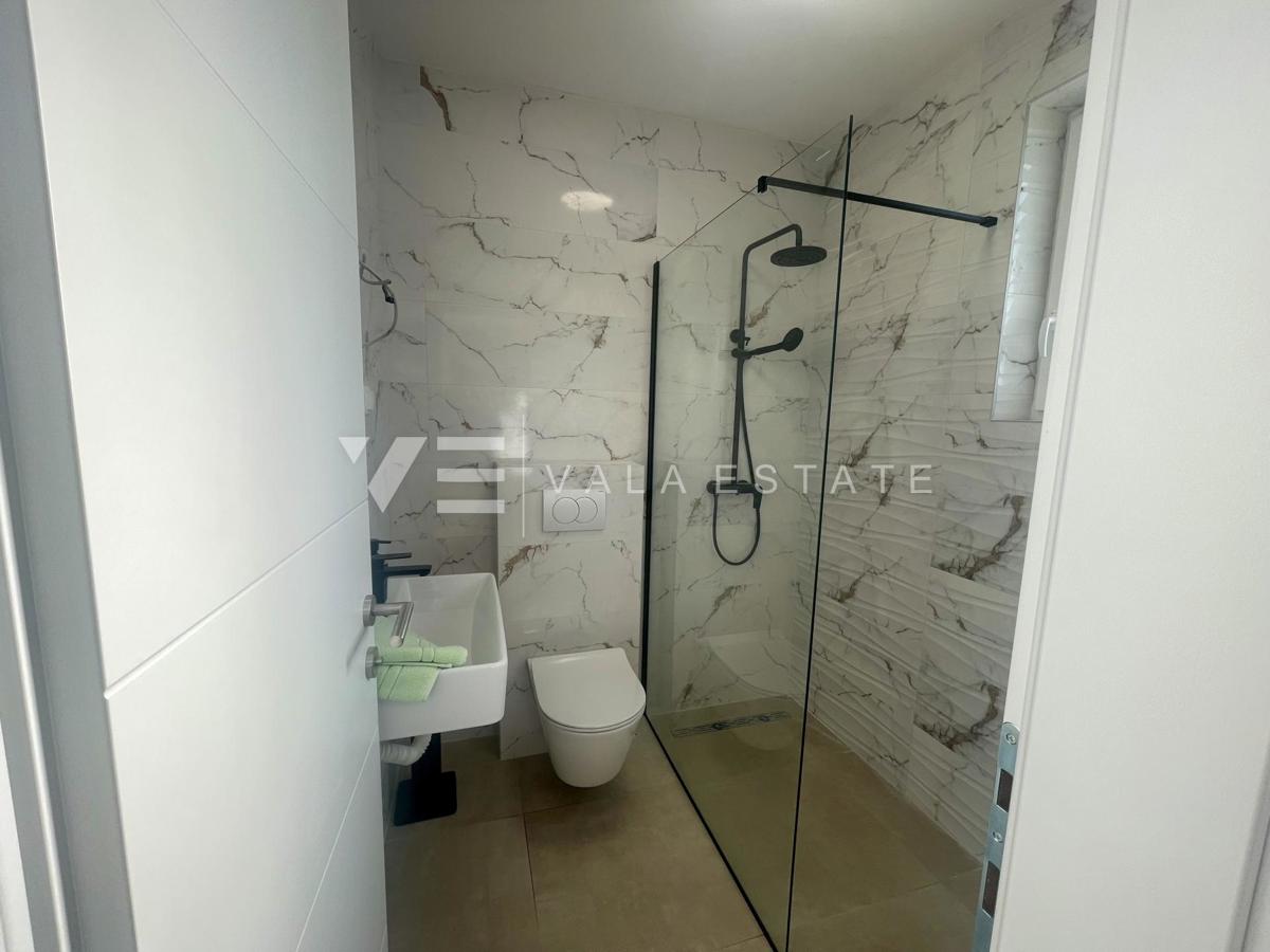 NOVA MODERNA DVOJNA HIŠA Z BAZENOM IN POGLEDOM NA MORJE