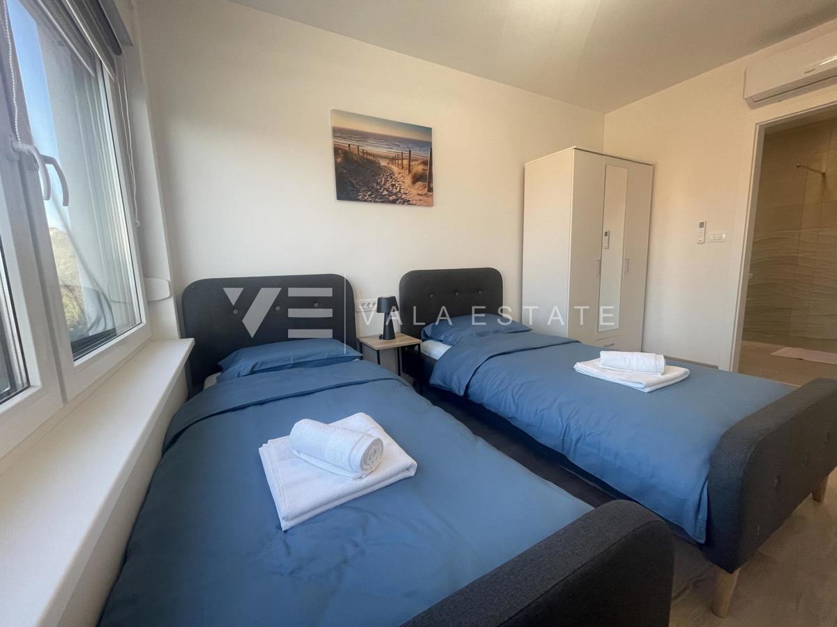 NOVA MODERNA DVOJNA HIŠA Z BAZENOM IN POGLEDOM NA MORJE