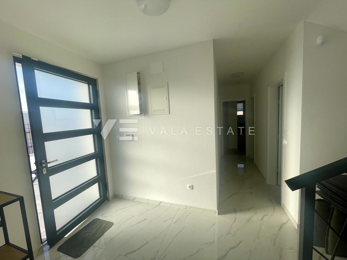 NOVA MODERNA DVOJNA HIŠA Z BAZENOM IN POGLEDOM NA MORJE