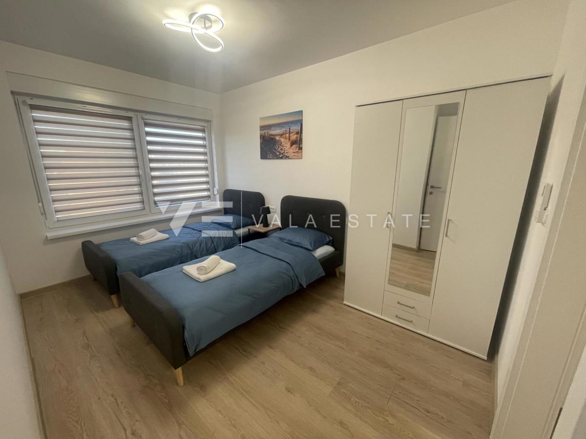 NOVA MODERNA DVOJNA HIŠA Z BAZENOM IN POGLEDOM NA MORJE