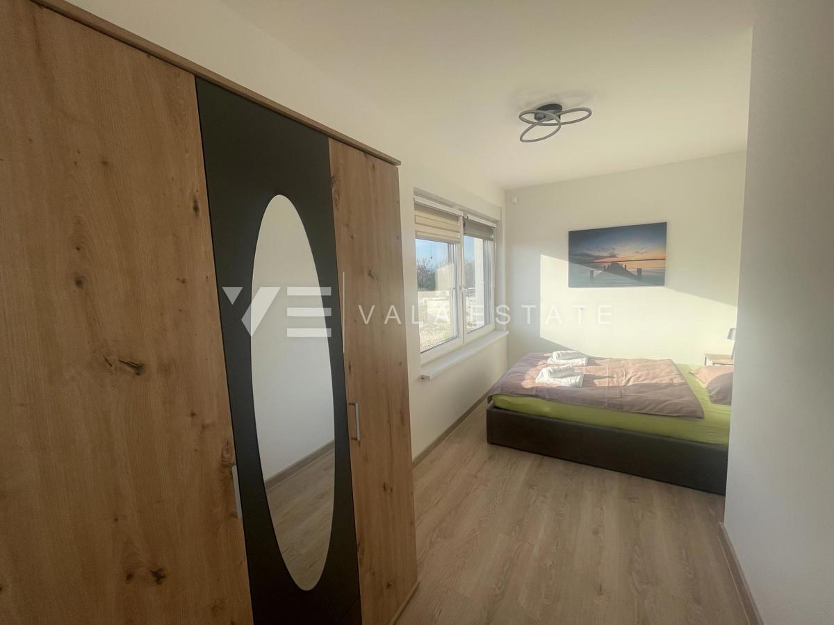 NOVA MODERNA DVOJNA HIŠA Z BAZENOM IN POGLEDOM NA MORJE