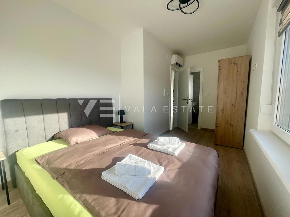 NOVA MODERNA DVOJNA HIŠA Z BAZENOM IN POGLEDOM NA MORJE