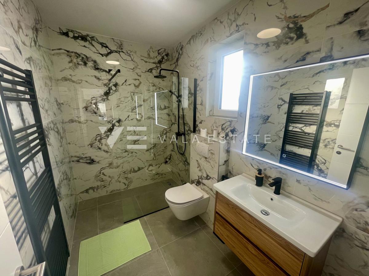 NOVA MODERNA DVOJNA HIŠA Z BAZENOM IN POGLEDOM NA MORJE