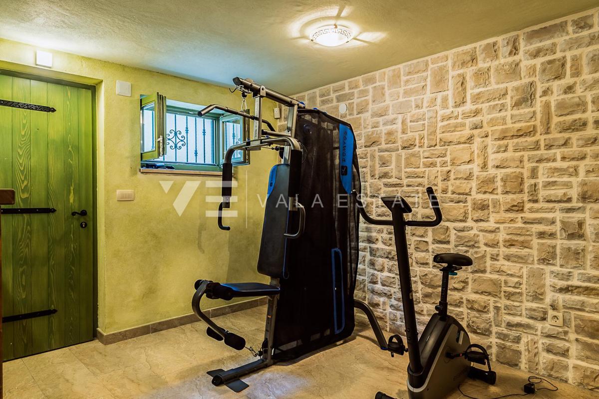 SREDOZEMSKA VILA Z BAZENOM NA MIRNI LOKACIJI