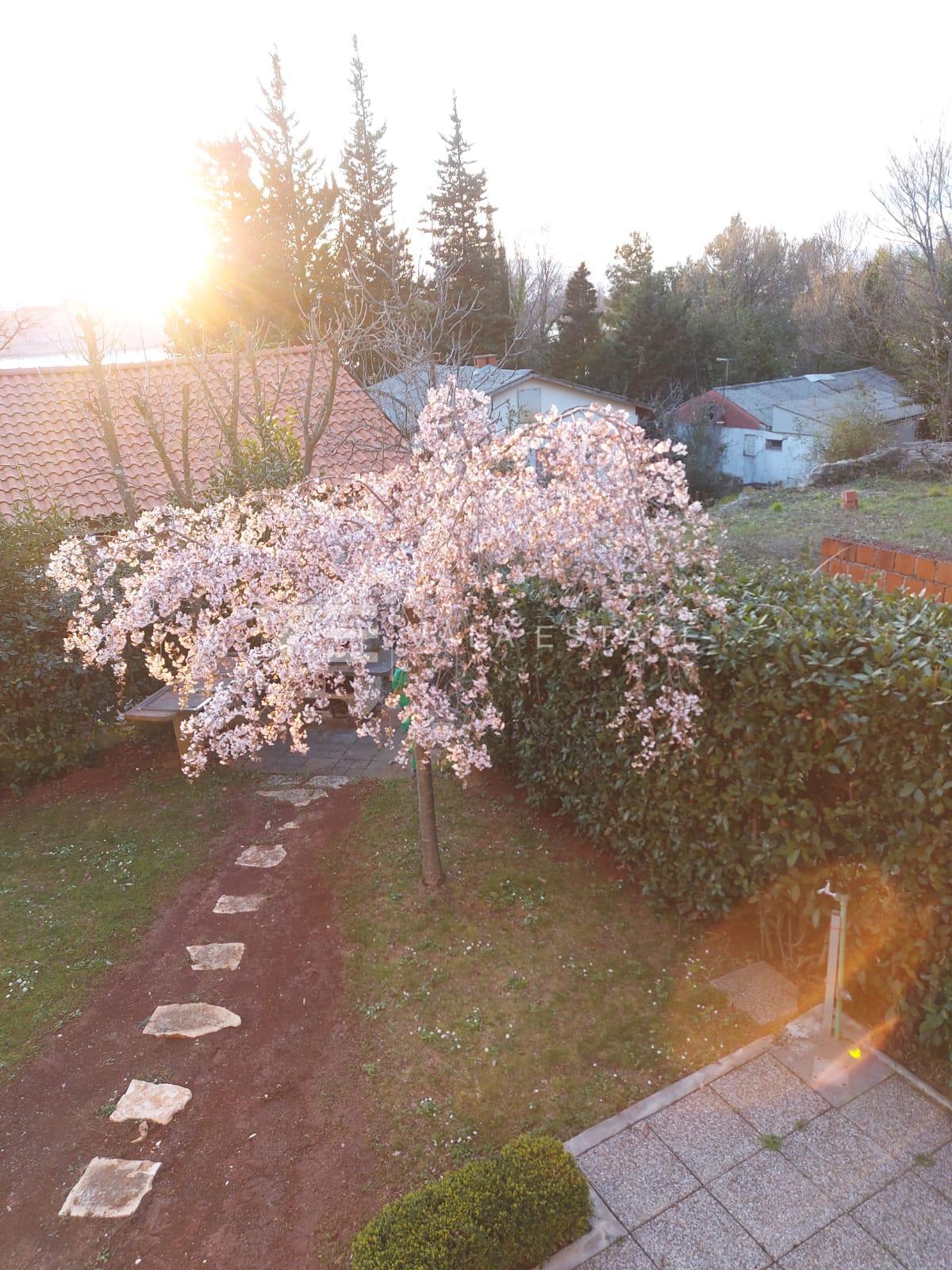 SAMOSTOJNA HIŠA S ŠTIRIMI STANOVANJI IN POGLEDOM NA MORJE