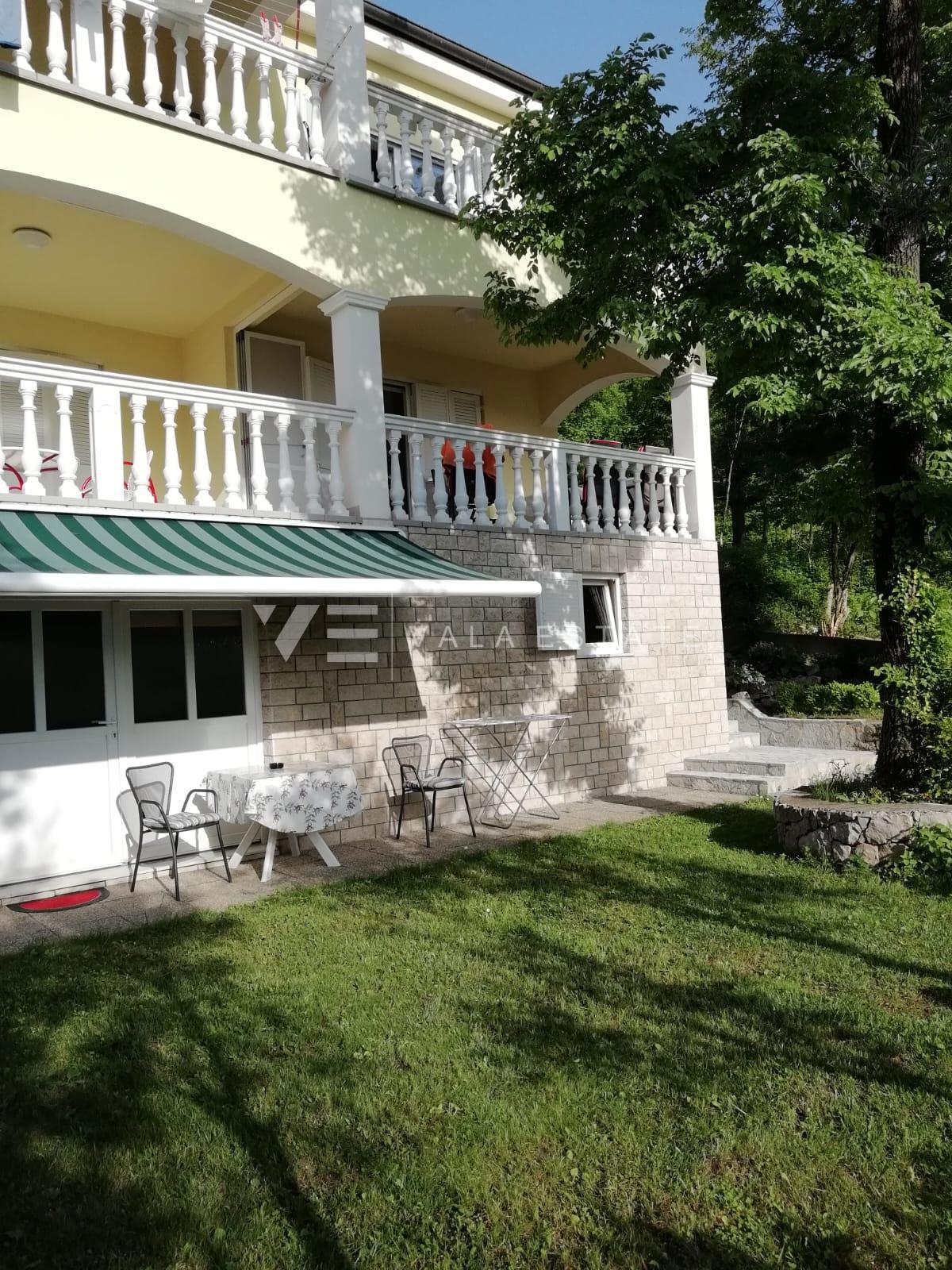 SAMOSTOJNA HIŠA S ŠTIRIMI STANOVANJI IN POGLEDOM NA MORJE