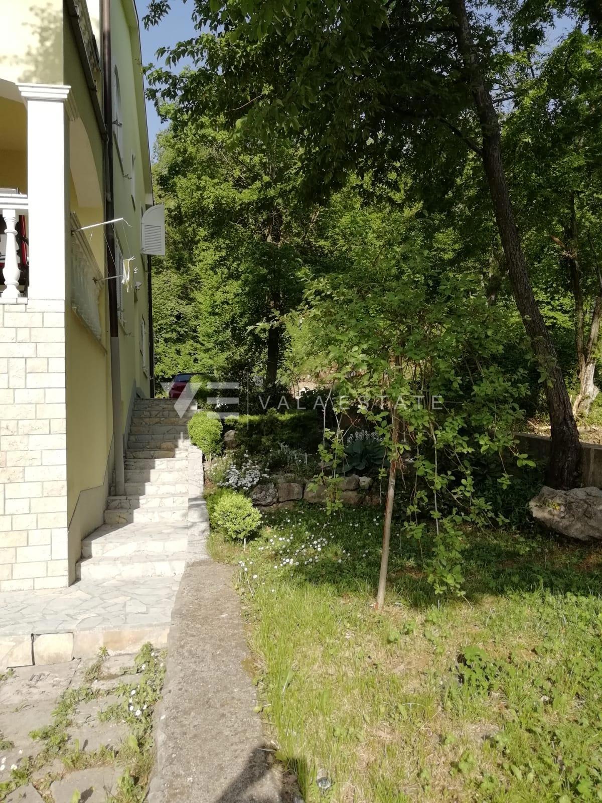SAMOSTOJNA HIŠA S ŠTIRIMI STANOVANJI IN POGLEDOM NA MORJE