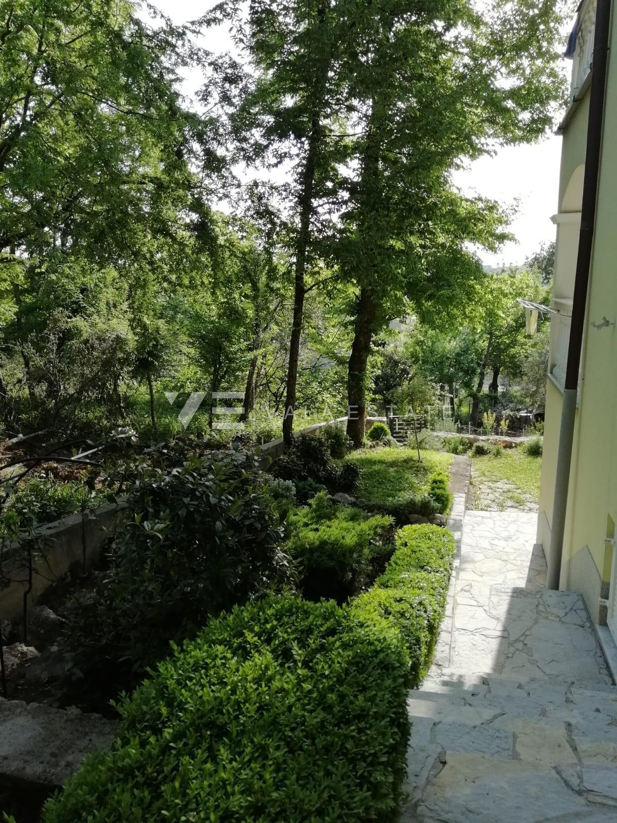 SAMOSTOJNA HIŠA S ŠTIRIMI STANOVANJI IN POGLEDOM NA MORJE
