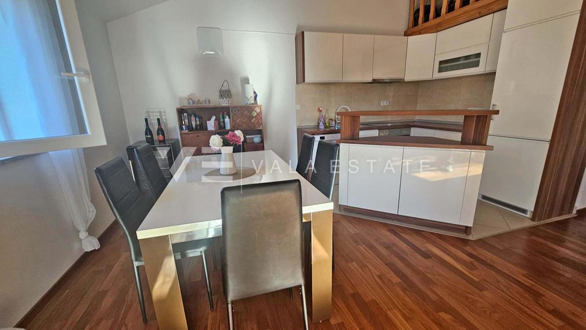 APARTMA Z POGLEDOM NA MORJE NA MIRNI LOKACIJI