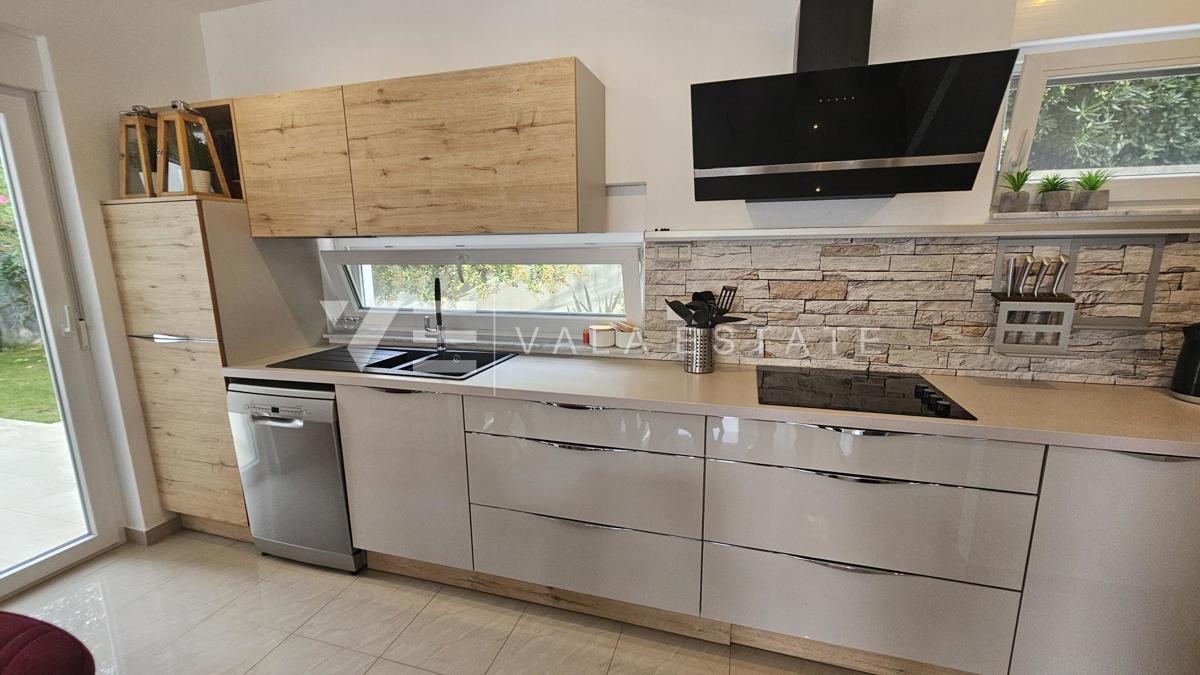 ELEGANTNA MODERNA VILA Z BAZENOM IN POGLEDOM NA MORJE