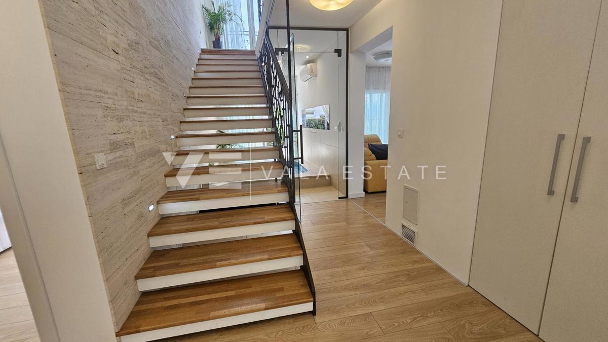 ELEGANTNA MODERNA VILA Z BAZENOM IN POGLEDOM NA MORJE