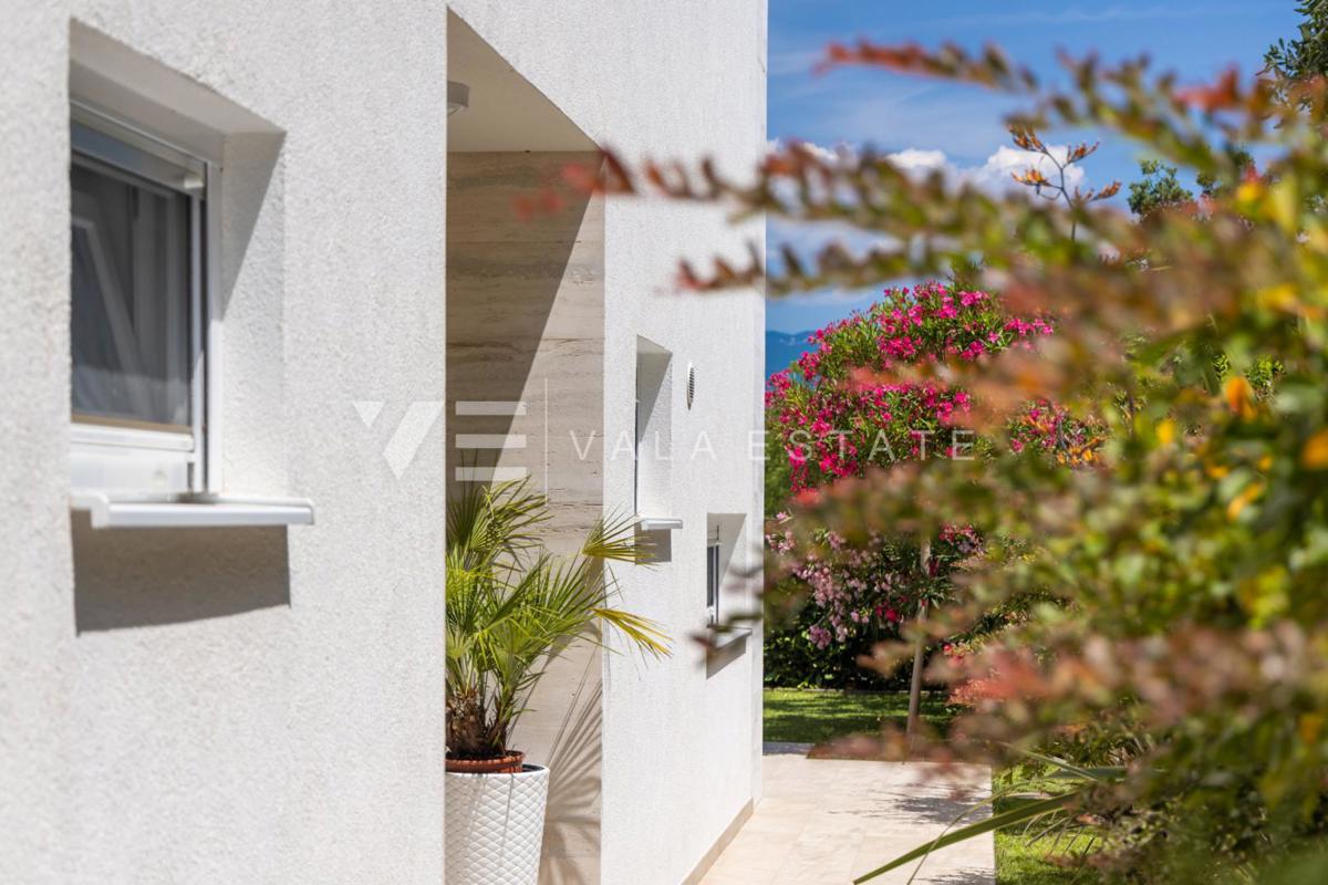 ELEGANTNA MODERNA VILA Z BAZENOM IN POGLEDOM NA MORJE