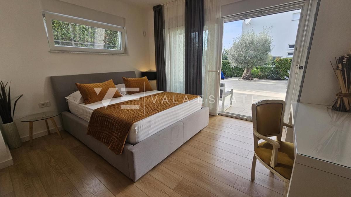 ELEGANTNA MODERNA VILA Z BAZENOM IN POGLEDOM NA MORJE