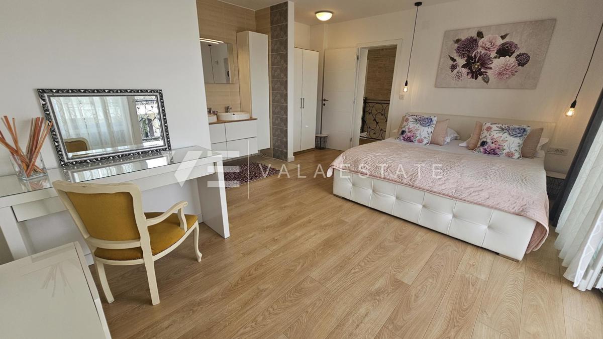 ELEGANTNA MODERNA VILA Z BAZENOM IN POGLEDOM NA MORJE