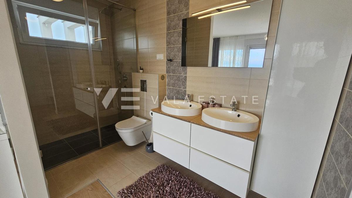 ELEGANTNA MODERNA VILA Z BAZENOM IN POGLEDOM NA MORJE