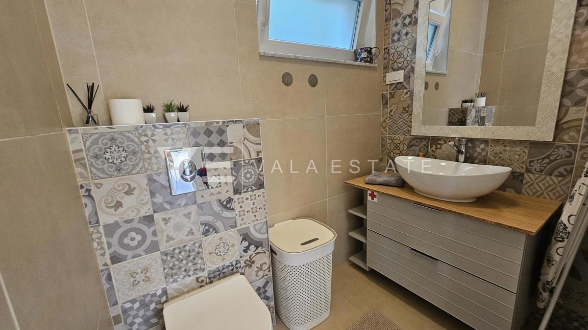 ELEGANTNA MODERNA VILA Z BAZENOM IN POGLEDOM NA MORJE