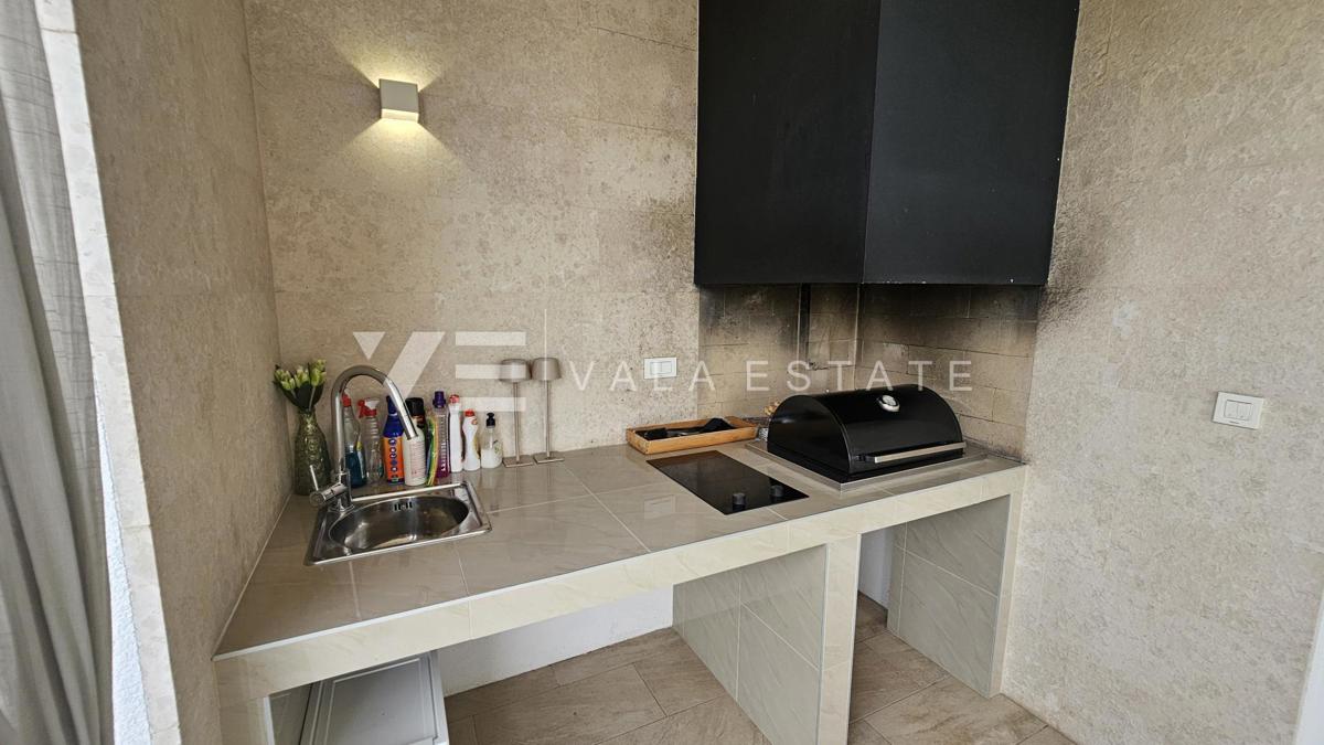 ELEGANTNA MODERNA VILA Z BAZENOM IN POGLEDOM NA MORJE