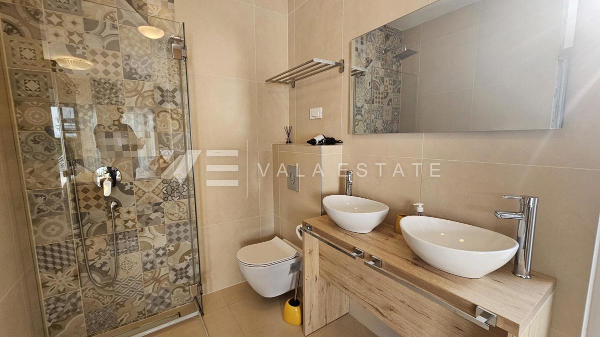 ELEGANTNA MODERNA VILA Z BAZENOM IN POGLEDOM NA MORJE