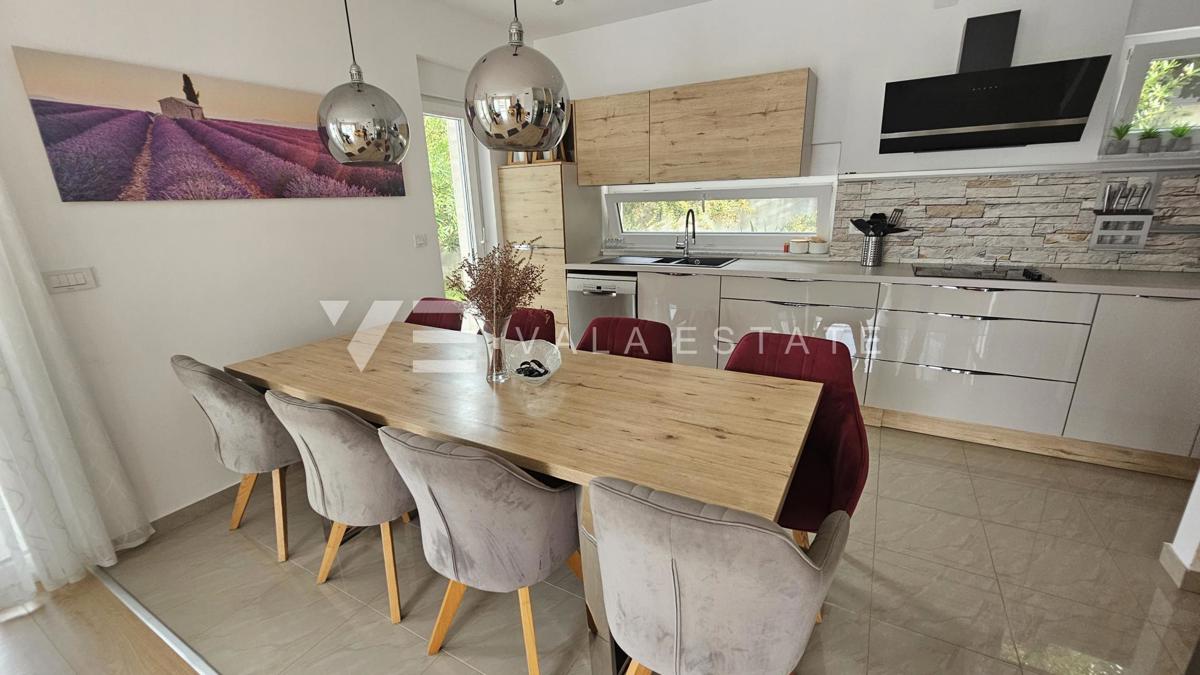 ELEGANTNA MODERNA VILA Z BAZENOM IN POGLEDOM NA MORJE