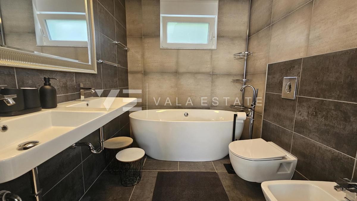 ELEGANTNA MODERNA VILA Z BAZENOM IN POGLEDOM NA MORJE