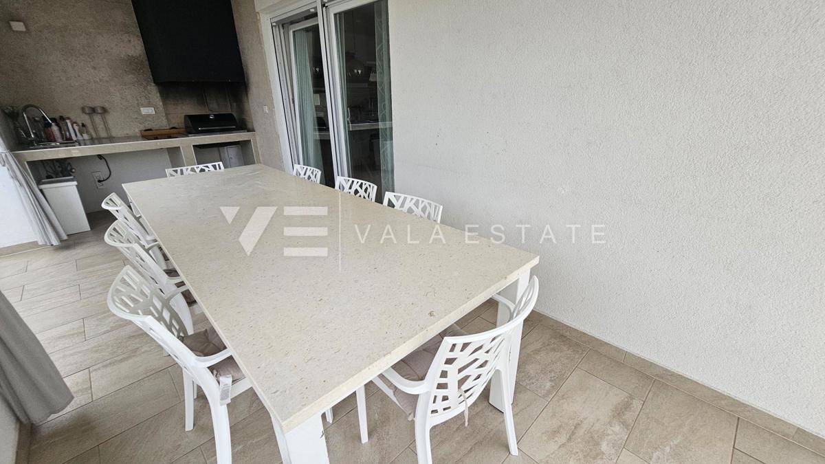 ELEGANTNA MODERNA VILA Z BAZENOM IN POGLEDOM NA MORJE