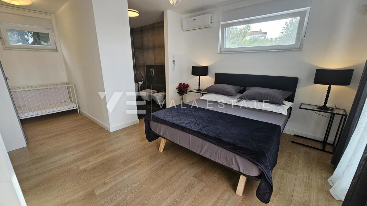 ELEGANTNA MODERNA VILA Z BAZENOM IN POGLEDOM NA MORJE