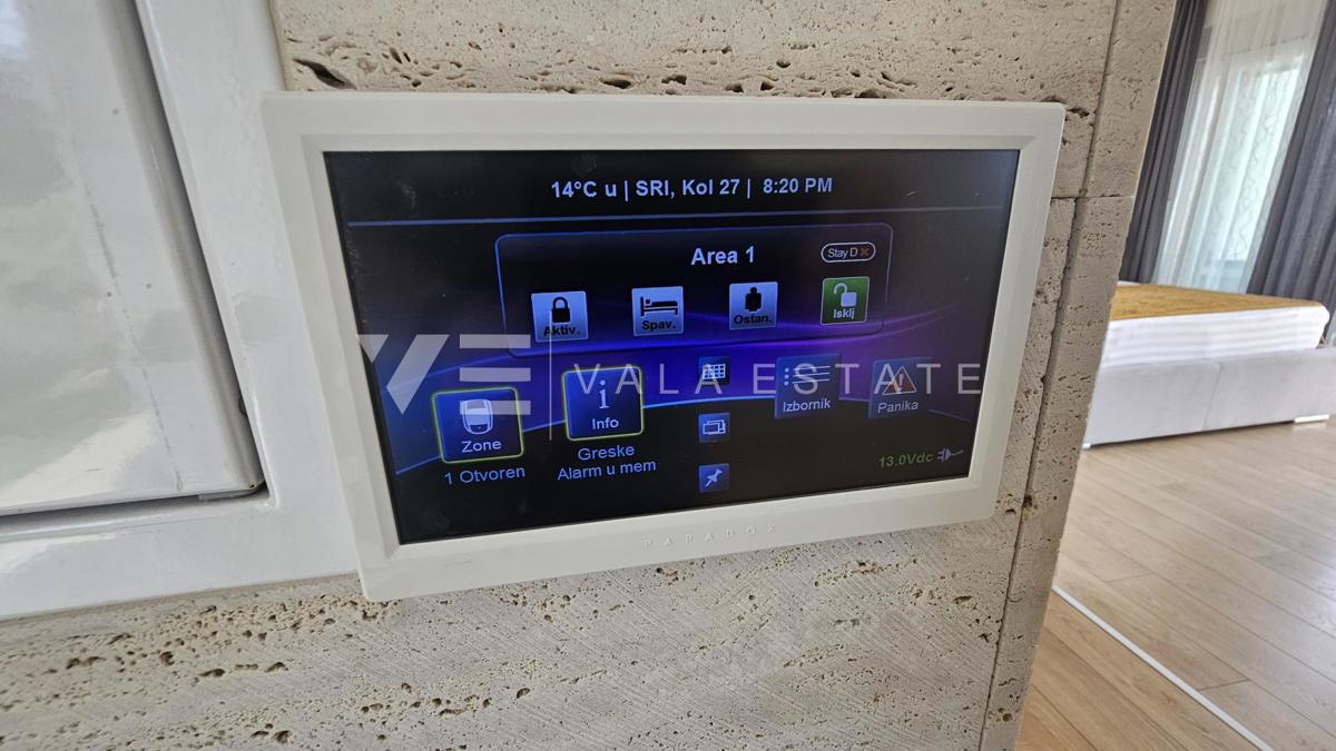 ELEGANTNA MODERNA VILA Z BAZENOM IN POGLEDOM NA MORJE