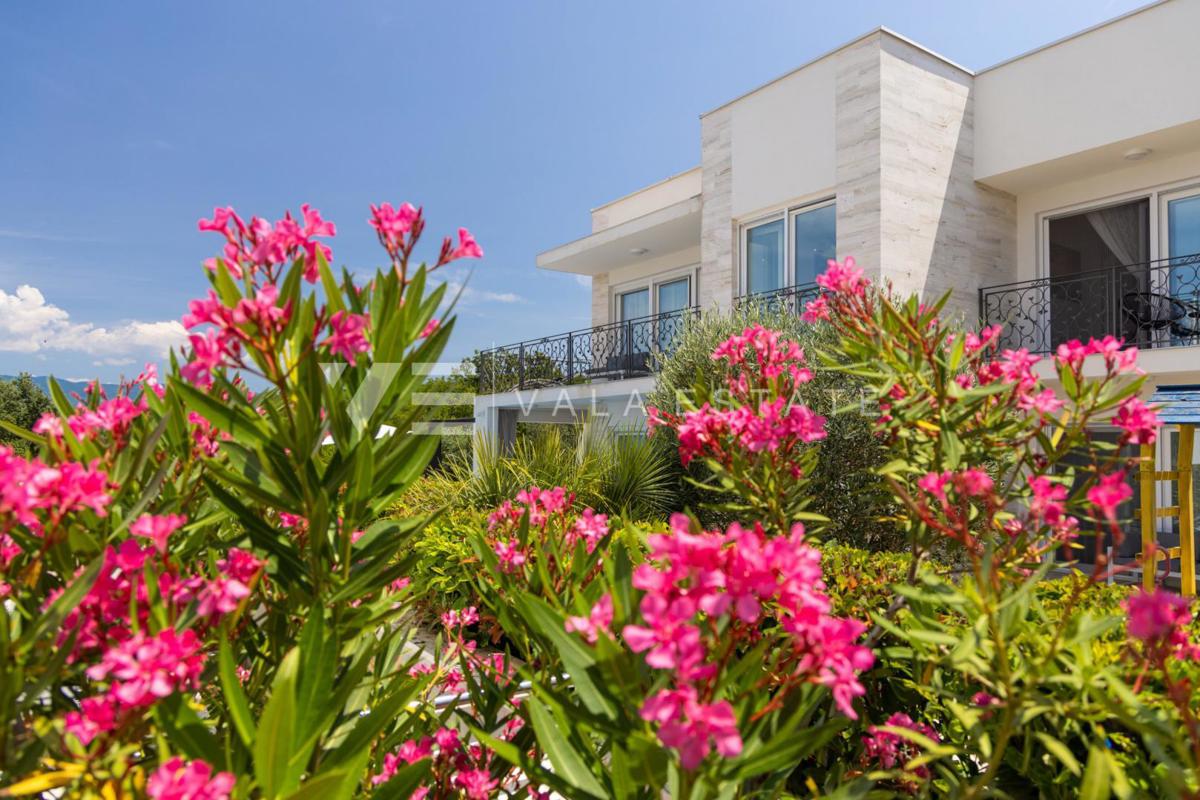 ELEGANTNA MODERNA VILA Z BAZENOM IN POGLEDOM NA MORJE