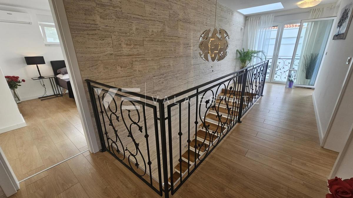 ELEGANTNA MODERNA VILA Z BAZENOM IN POGLEDOM NA MORJE